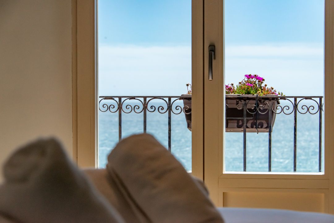 King room with balcony and sea view at Hotel Santa Barbara