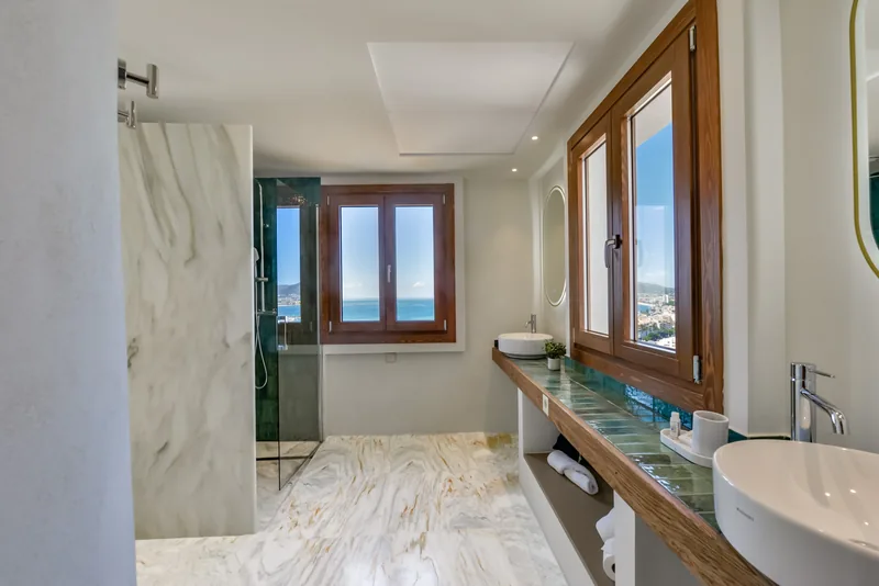 Suite bathroom with a walk-in shower at Las Torres