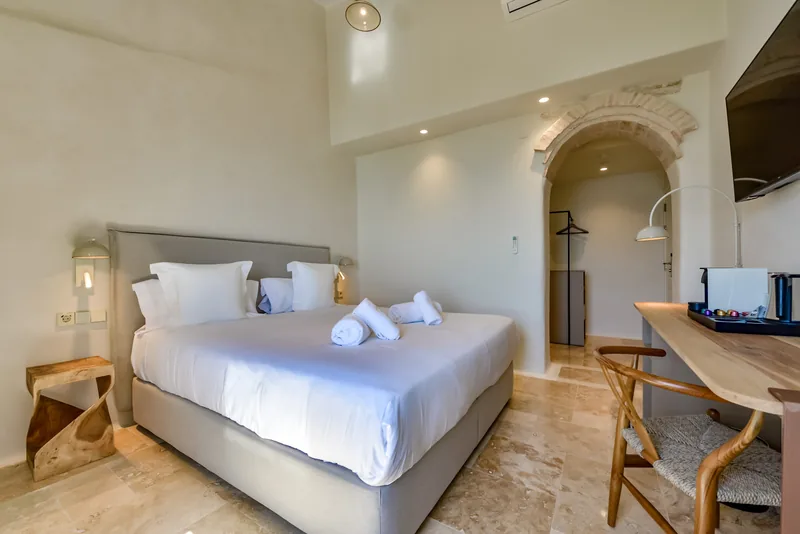 King Sea View bedroom with a stone arch at Santa Barbara